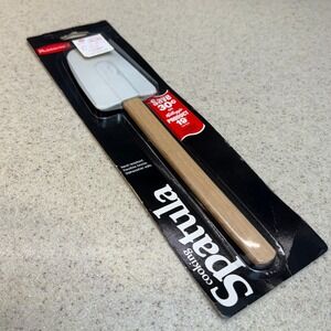 NEW Vintage 1987 Rubbermaid Spatula Wood Handle Heat Resistant White 1902 USA